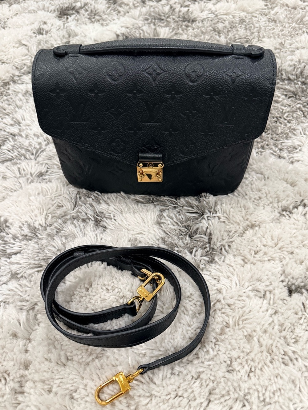 Louis Vuitton Pochette Métis Black